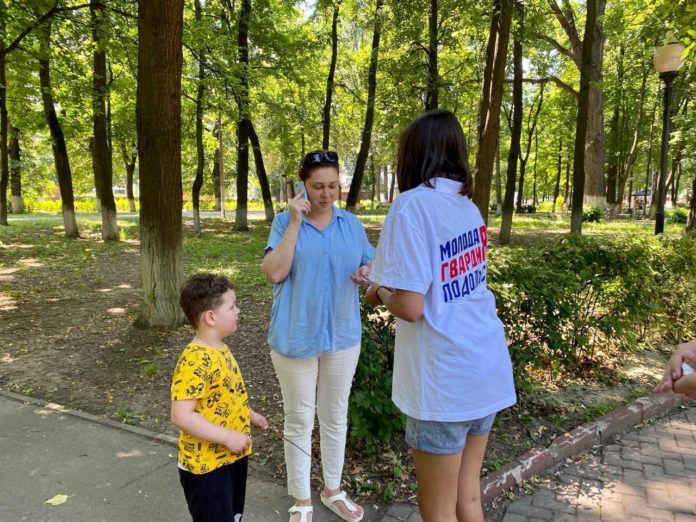 Активисты Молодой Гвардии раздали шоколад детям в Подольске Активисты Молодой Гвардии раздали шоколад детям в Подольске