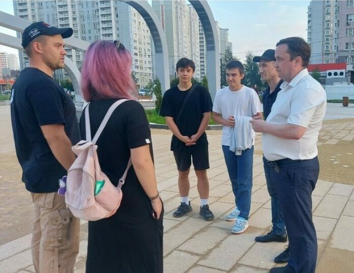 Депутат Горсовета встретился с жителями дома №9 бульвара 65-летия Победы микрорайона Кузнечики Депутат Горсовета встретился с жителями дома №9 бульвара 65-летия Победы микрорайона Кузнечики