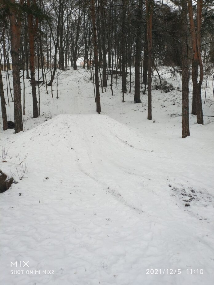 Подольские спасатели продолжают патрулировать опасные для катания горки Подольские спасатели продолжают патрулировать опасные для катания горки