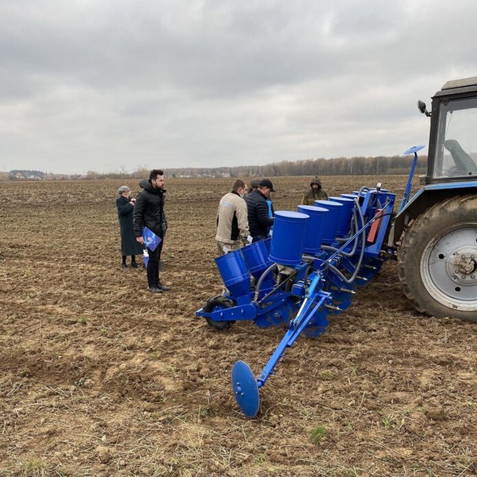 Сельскохозяйственная техника подольского предприятия испытывается на местной ферме