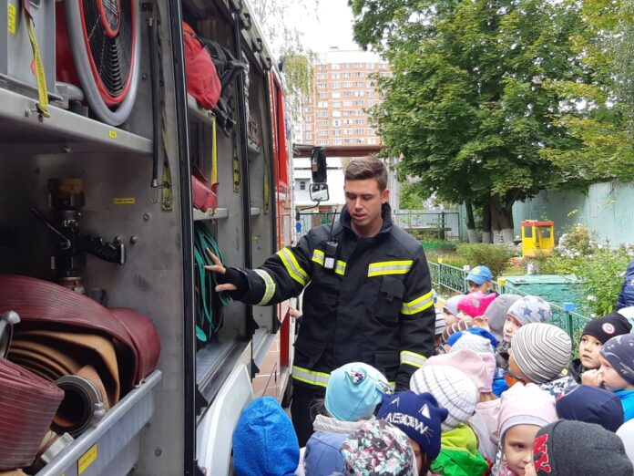Пожарные Подольского пожарно-спасательного гарнизона совершили визит в детский сад № 49 «Колокольчик»