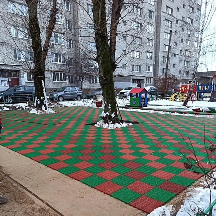 Контроль за сроками сдачи детских площадок по программе инициативного бюджетирования  производится депутатами Контроль за сроками сдачи детских площадок по программе инициативного бюджетирования  производится депутатами