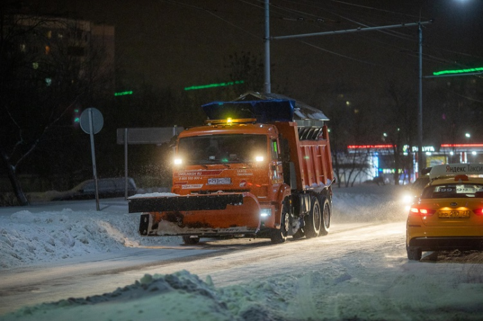 В Большом Подольске устраняют последствия снегопада В Большом Подольске устраняют последствия снегопада