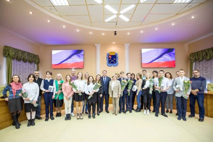 12 апреля в администрации состоялось торжественное вручение паспортов юным подольчанам