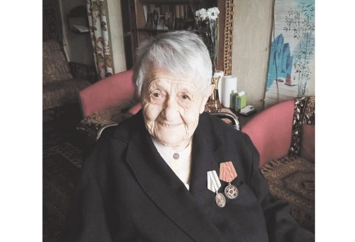 «Сквозь войну, утраты и невзгоды твои черты я бережно пронес…»