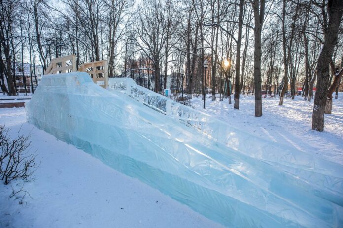 Ледяная скульптура «Зимняя сказка» украсила городской парк Ледяная скульптура «Зимняя сказка» украсила городской парк
