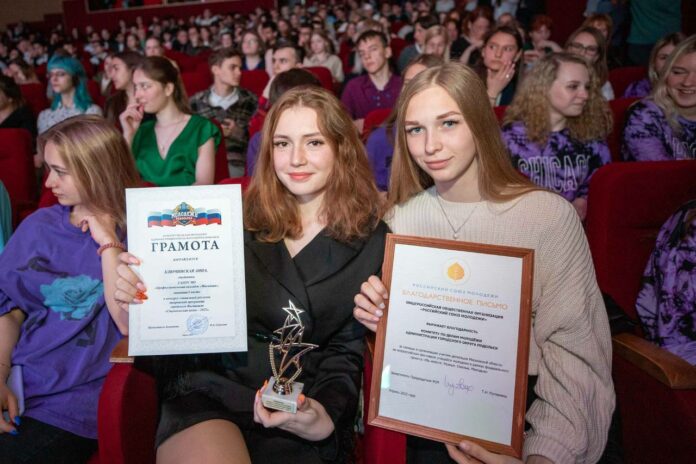 Дмитрий Жариков вручил Кубок фестиваля «Студенческая весна-2022» коллективу колледжа имени А.В.Никулина Дмитрий Жариков вручил Кубок фестиваля «Студенческая весна-2022» коллективу колледжа имени А.В.Никулина