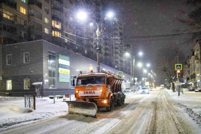 С последствиями очередного снегопада борются в Подольске С последствиями очередного снегопада борются в Подольске