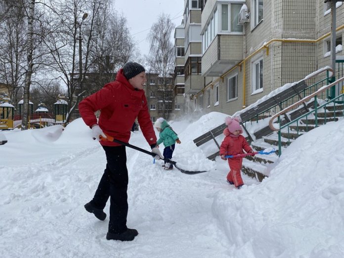 Подольчане помогают управляющим компаниям убирать снег во дворах Подольчане помогают управляющим компаниям убирать снег во дворах