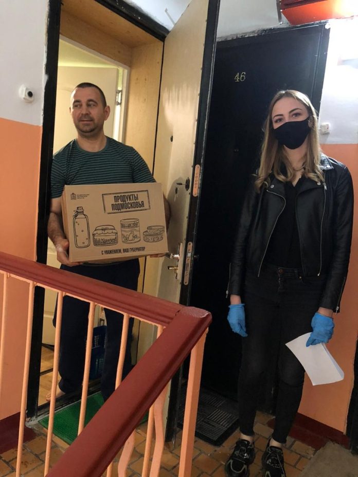 Активисты-волонтеры доставляют жителям Большого Подольска наборы с дезинфицирующими средствами