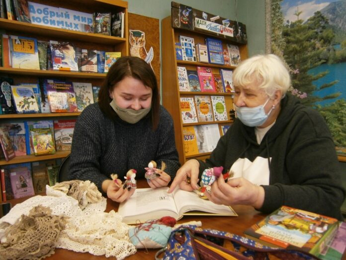 В библиотеке № 3 сделали куклу “на счастье” В библиотеке № 3 сделали куклу “на счастье”