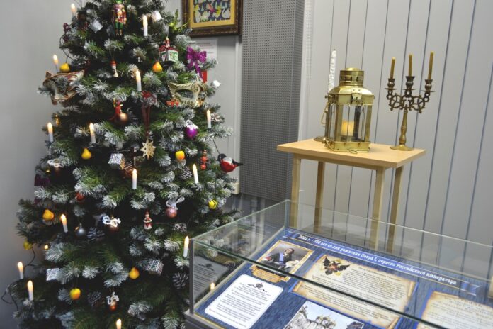 В Климовском музее открылась выставка «Как велено Петром I Новый год праздновать» В Климовском музее открылась выставка «Как велено Петром I Новый год праздновать»