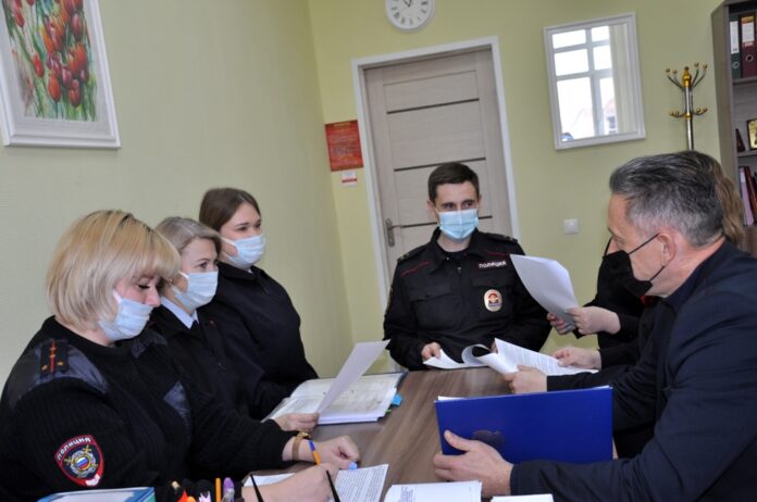 Отдел участковых уполномоченных полиции и подразделения по делам несовершеннолетних проверил общественник Отдел участковых уполномоченных полиции и подразделения по делам несовершеннолетних проверил общественник