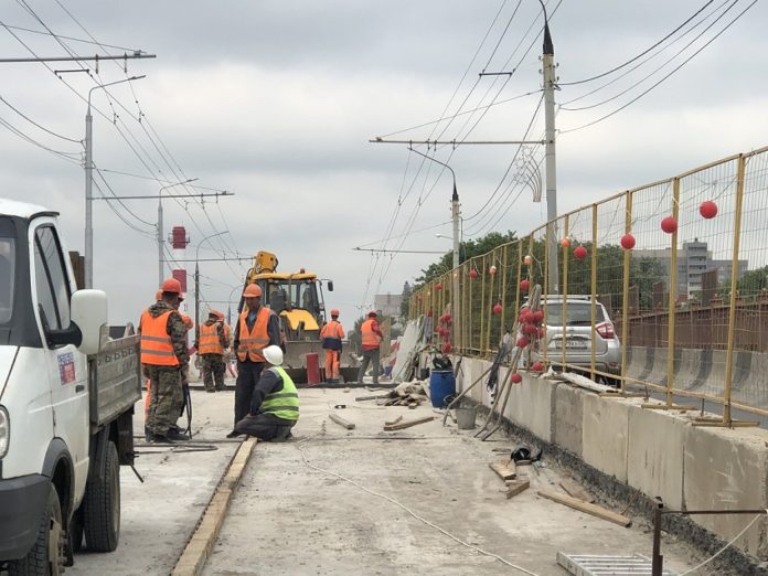 Работы по ремонту путепровода по улице Комсомольской в Большом Подольске выполнены на половину Работы по ремонту путепровода по улице Комсомольской в Большом Подольске выполнены на половину