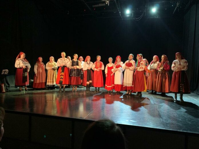 Фольклорный ансамбль “Истоки” представил вечер романса в Подольском драмтеатре Фольклорный ансамбль “Истоки” представил вечер романса в Подольском драмтеатре