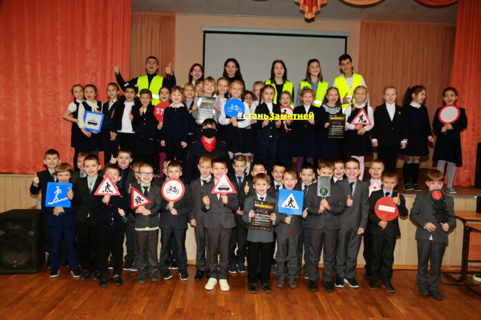 Автоинспекторы проводят экспресс-инструктажи «Переменка безопасности» в школах Большого Подольска Автоинспекторы проводят экспресс-инструктажи «Переменка безопасности» в школах Большого Подольска