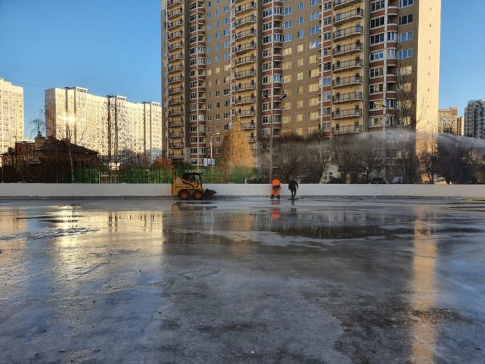 Для жителей Кузнечиков заливают каток Для жителей Кузнечиков заливают каток