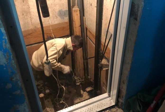 Новые лифты устанавливают в доме № 13 на улице Советской в Подольске
