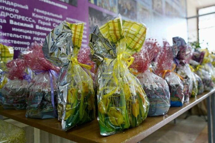 Освященные куличи передали жителям Донбасса в ДЮОЦ «Мечта» в канун Пасхи