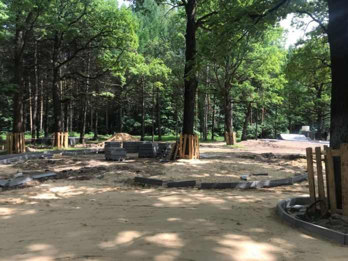 В  подольском парке «Дубрава» продолжаются работу по благоустройству