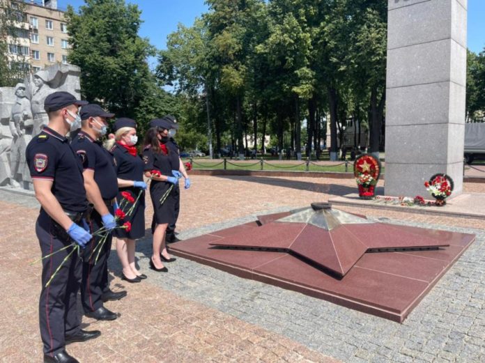 Полицейские присоединились к акции «Я помню. Я горжусь. Служу России!» в Подольске Полицейские присоединились к акции «Я помню. Я горжусь. Служу России!» в Подольске