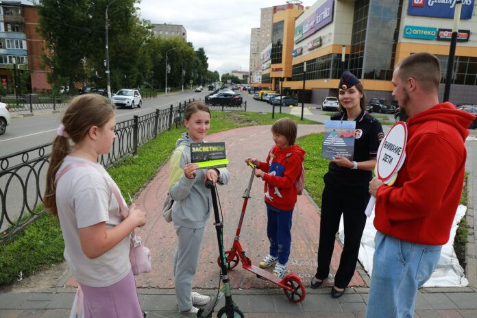 В рамках профилактического мероприятия «Внимание – дети!» госавтоинспекторы провели акцию «Пешеход, на переход!»