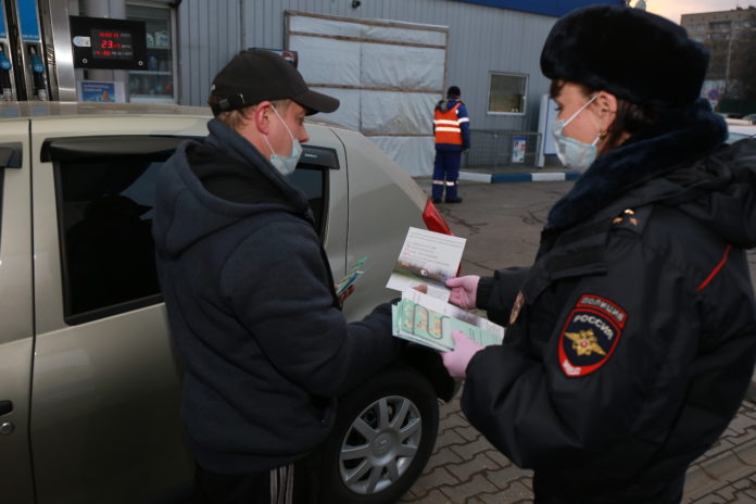 В рамках подмосковного социального раунда «Засветись» сотрудники Госавтоинспекции Подольска провели разъяснительные беседы с водителями...