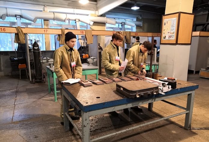 И секретари, и сварщики… И секретари, и сварщики…