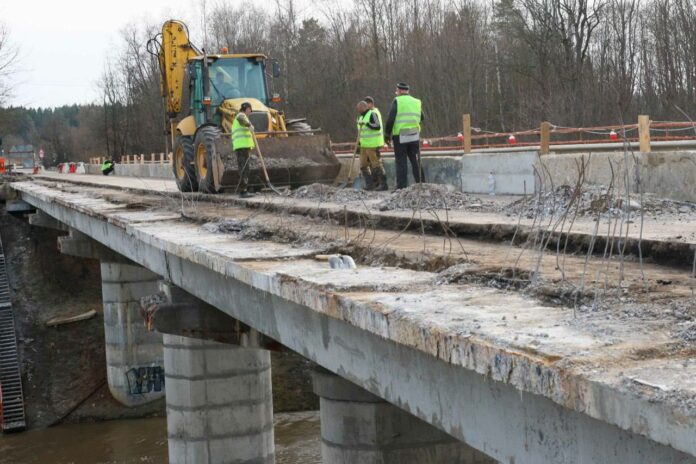 Ведется ремонт моста через Пахру вблизи поселка санатория «Родина» Ведется ремонт моста через Пахру вблизи поселка санатория «Родина»