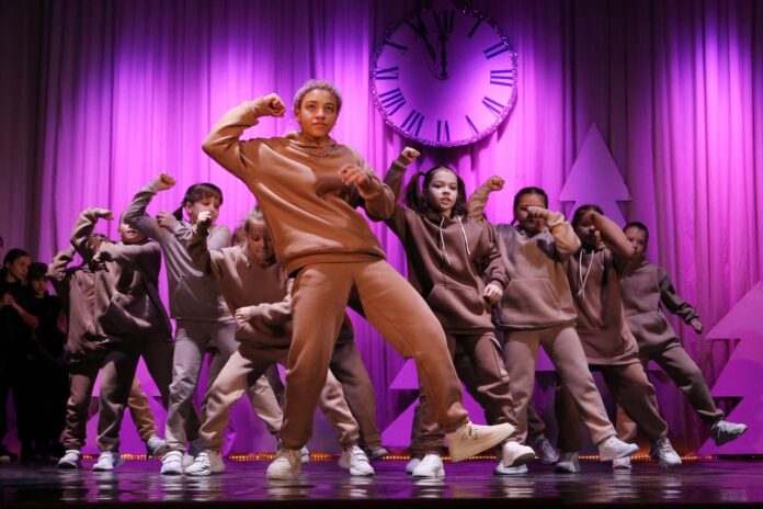 Подольская студия хип хопа B-Fly Еffect провела отчетный концерт в ДК имени К. Маркса Подольская студия хип хопа B-Fly Еffect провела отчетный концерт в ДК имени К. Маркса