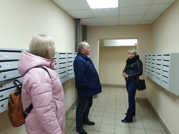 Ход работ по ремонту подъездов проверили в микрорайоне Кузнечики Ход работ по ремонту подъездов проверили в микрорайоне Кузнечики