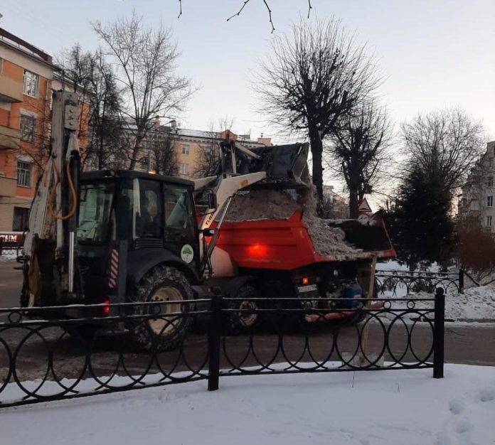 Продолжаются работы по уборке снега на улично-дорожной сети в Большом Подольске Продолжаются работы по уборке снега на улично-дорожной сети в Большом Подольске