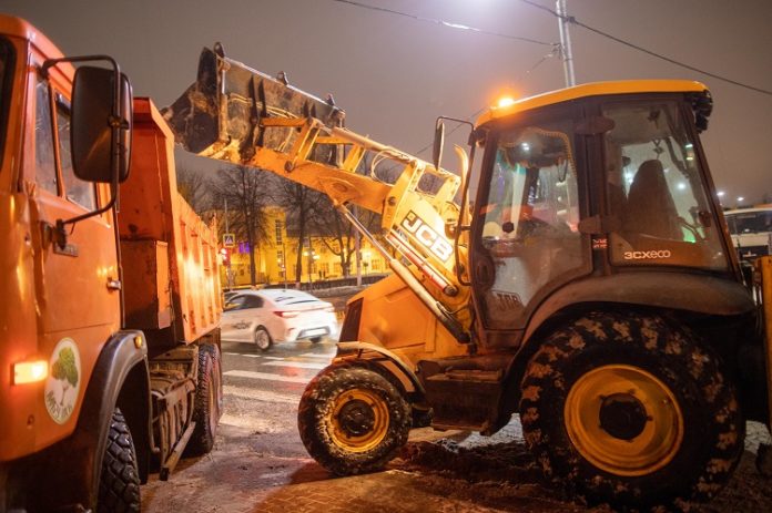 Во время ночной уборки Подольский комбинат благоустройства вывез около 600 кубометров снега
