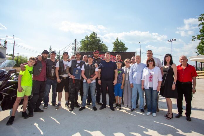 Глава муниципалитета вручил награды в честь Дня молодёжи Глава муниципалитета вручил награды в честь Дня молодёжи