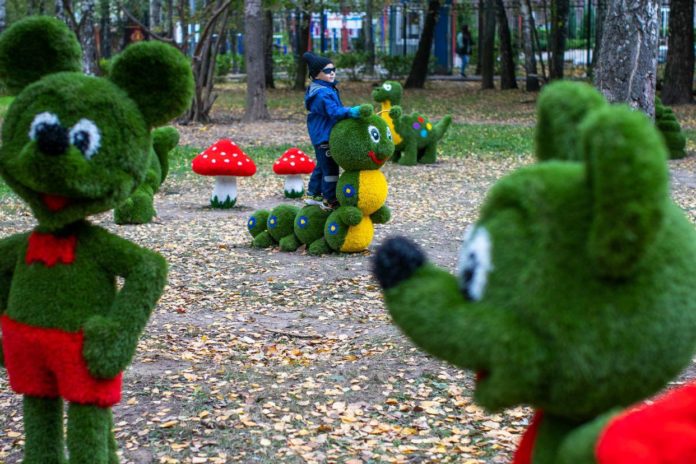 Топиарными фигурами украшают парки Большого Подольска Топиарными фигурами украшают парки Большого Подольска