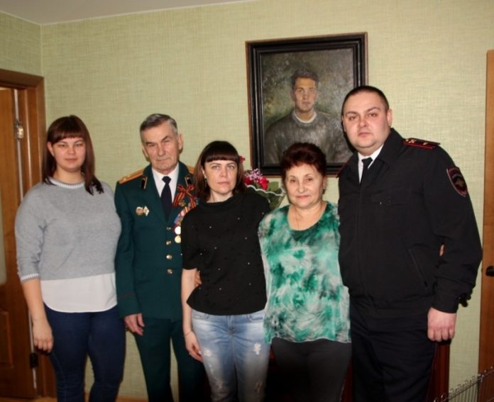 Руководители УМВД России по горокругу Подольск навестили родителей Героя России Александра Монетова Руководители УМВД России по горокругу Подольск навестили родителей Героя России Александра Монетова