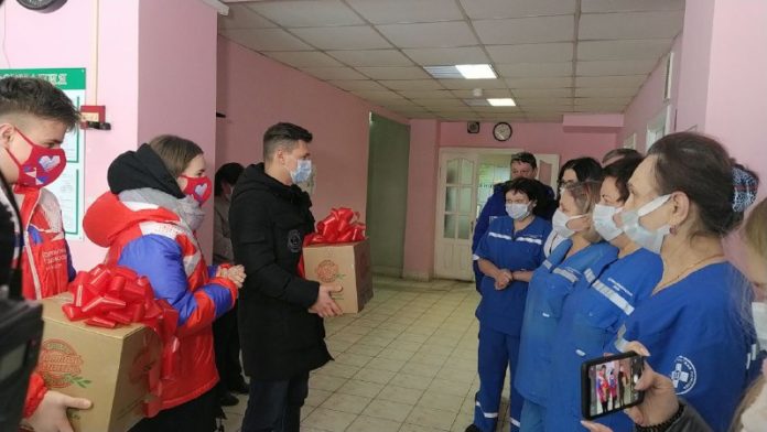 Волонтеры Подмосковья передали врачам Большого Подольска сертификаты от компании «Чистая линия» Волонтеры Подмосковья передали врачам Большого Подольска сертификаты от компании «Чистая линия»