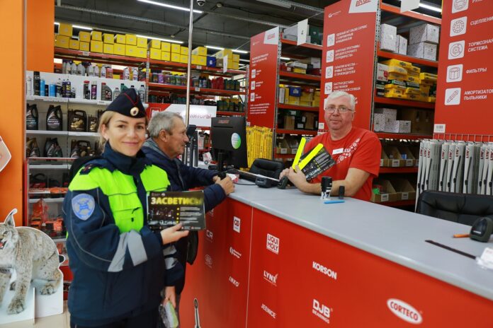 Автополицейские городского округа Подольск напомнили в автомагазинах о безопасном поведении на дорогах Автополицейские городского округа Подольск напомнили в автомагазинах о безопасном поведении на дорогах