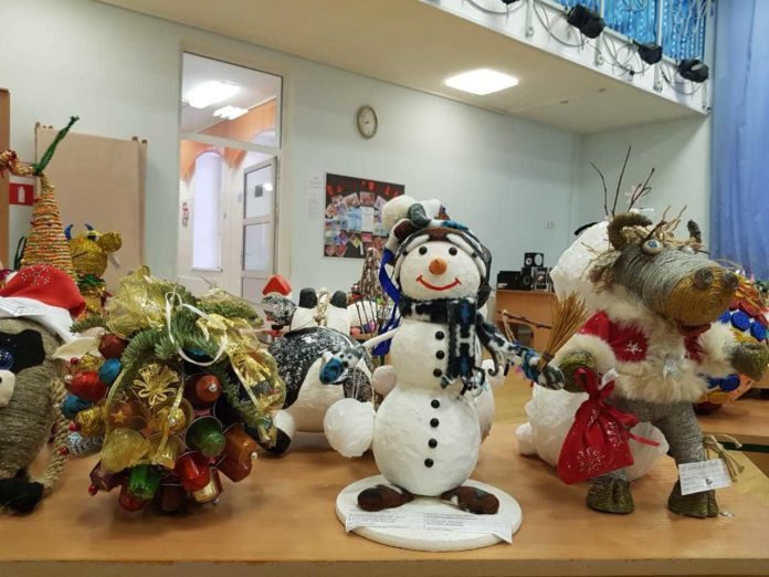 Новогоднюю елку в микрорайоне Кузнечики украсили игрушками, представленными на конкурс «Мастерская Деда Мороза»