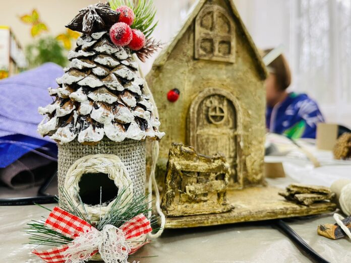 Мастер-класс по новогодним поделкам прошёл в Подольской библиотеке №21