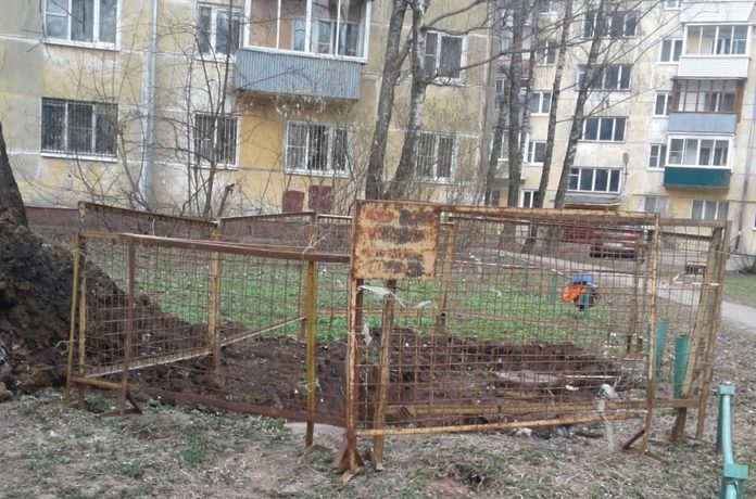 В Подольске засыпали провал грунта и устранили аварию в сети канализации на улице Циолковского В Подольске засыпали провал грунта и устранили аварию в сети канализации на улице Циолковского