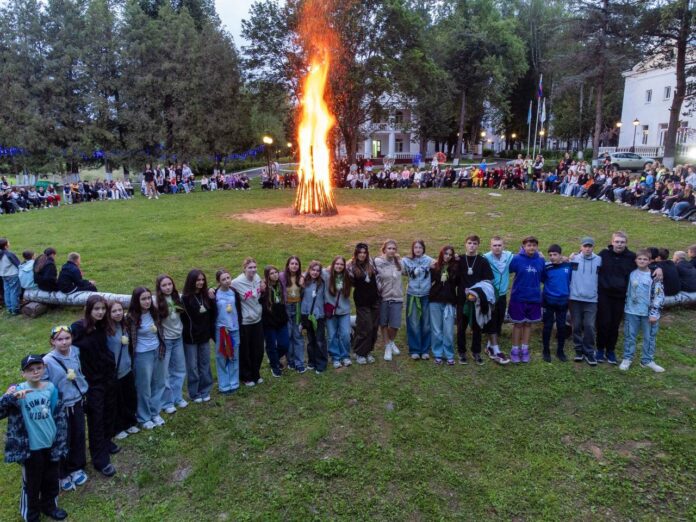 Первая смена в “Родине” завершилась прощальным костром Первая смена в “Родине” завершилась прощальным костром