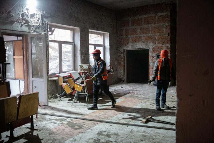 Капремонт Дома культуры имени 1 Мая в Климовске ведется интенсивно Капремонт Дома культуры имени 1 Мая в Климовске ведется интенсивно