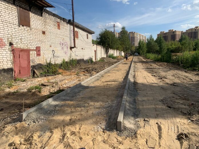 Работы по строительству тротуара на улице Серпуховской в микрорайоне Климовск продолжаются