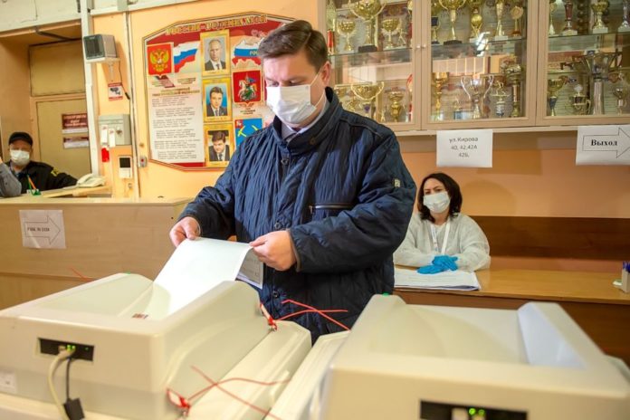 Глава Городского округа Подольск Николай Пестов проголосовал на избирательном участке в школе №19 Глава Городского округа Подольск Николай Пестов проголосовал на избирательном участке в школе №19