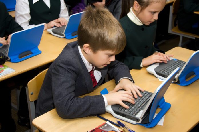 Более 500 школ Подмосковья оснастят компьютерной техникой