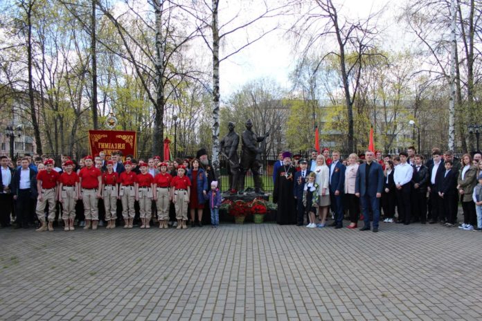Торжественная линейка прошла в климовской гимназии имени Подольских курсантов 7 мая