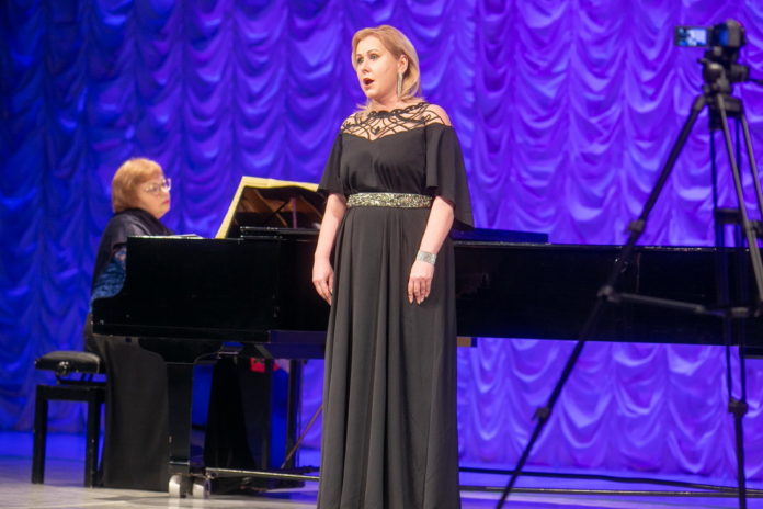 Солисты оперной студии «Dolce Voce» вышли на большую сцену Дворца культуры «Октябрь» впервые Солисты оперной студии «Dolce Voce» вышли на большую сцену Дворца культуры «Октябрь» впервые