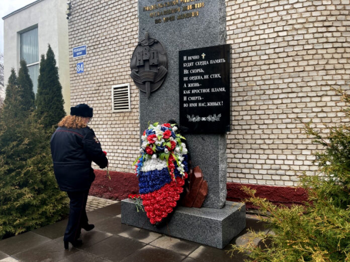 Память сотрудников, погибших при выполнении служебного долга почтили полицейские и общественники в Подольске Память сотрудников, погибших при выполнении служебного долга почтили полицейские и общественники в Подольске