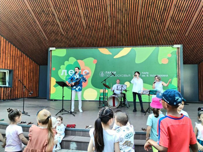 В парках в Подольске проводили лето и встретили осень  В парках в Подольске проводили лето и встретили осень